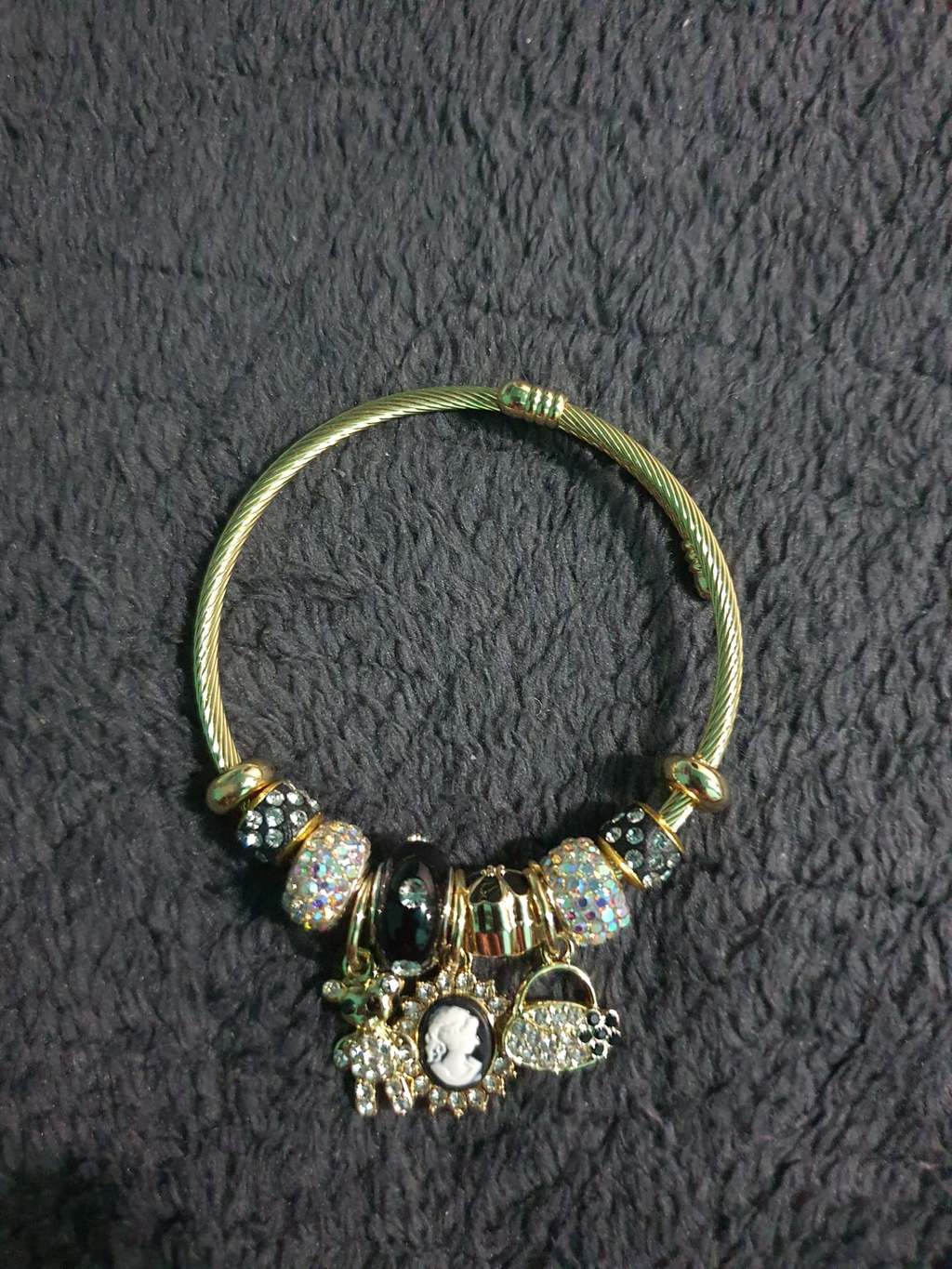 Gouden Kabel Bangle – Camee & Aurora Borealis Charms