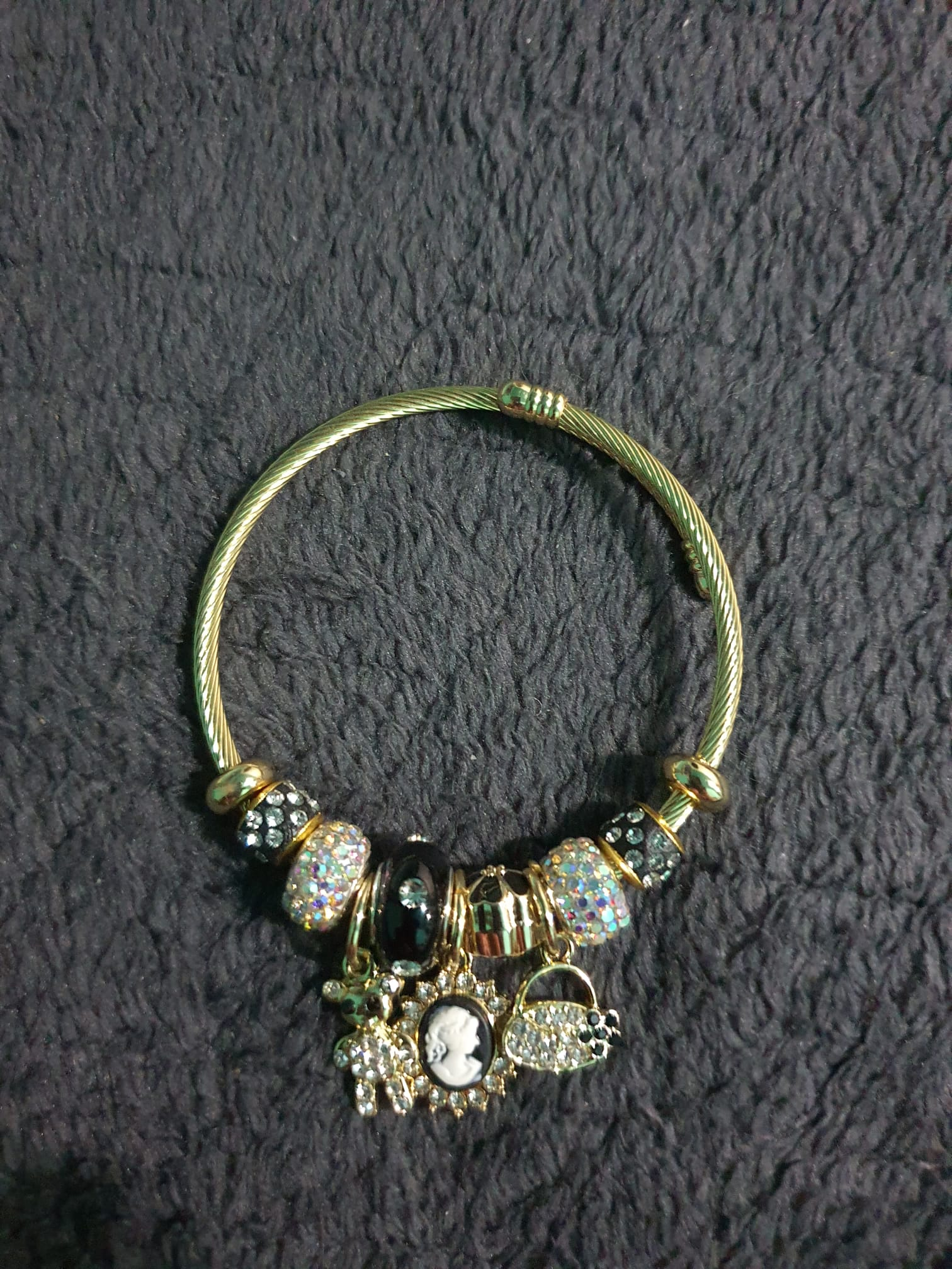 Gouden Kabel Bangle – Camee & Aurora Borealis Charms