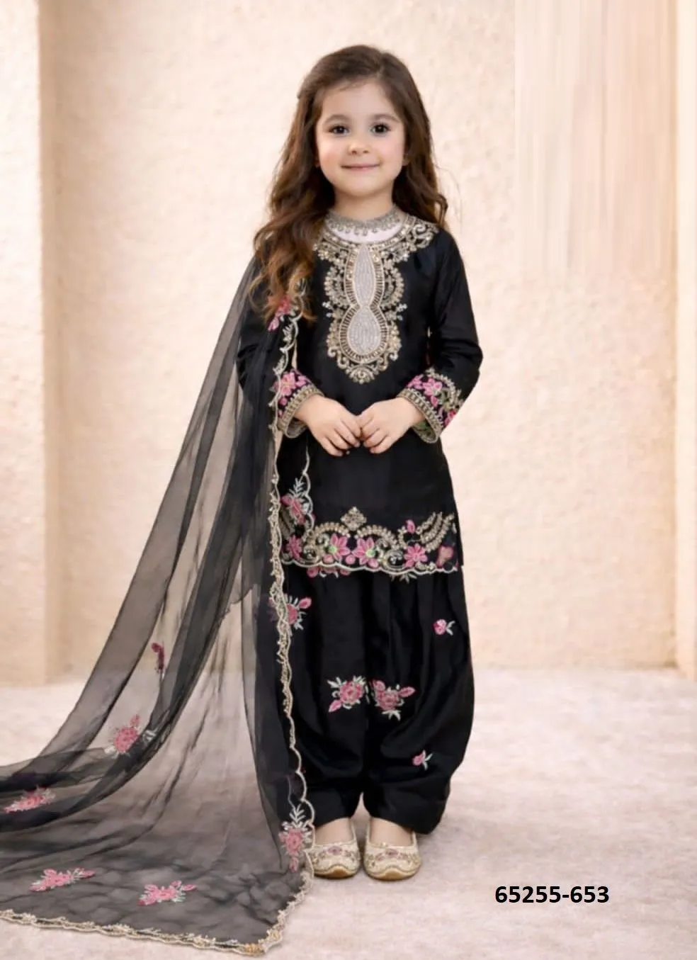 Romaisha – Meisjes Salwar Kameez | Full Stitched | Crape met Borduurwerk & Pailletten