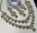 Dubbellaagse Polki Halsketting Sieradenset | Ketting & Oorbellen met Smaragdgroene Accenten