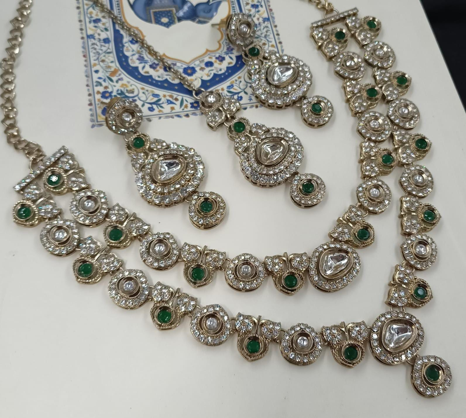 Dubbellaagse Polki Halsketting Sieradenset | Ketting & Oorbellen met Smaragdgroene Accenten