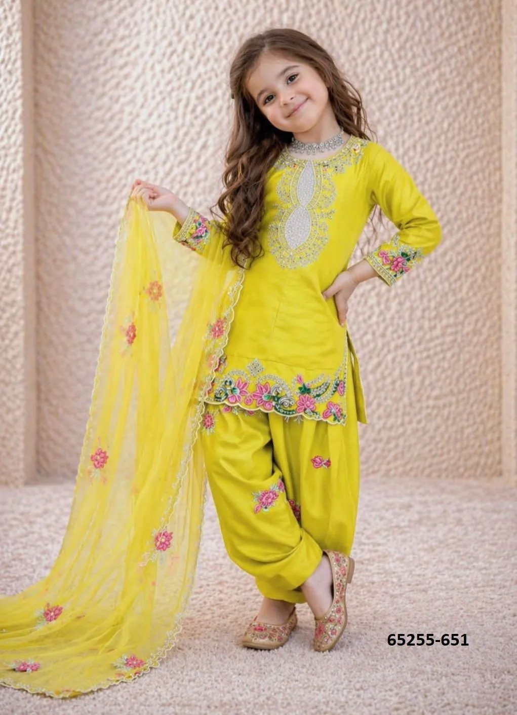 Romaisha – Meisjes Salwar Kameez | Full Stitched | Crape met Borduurwerk & Pailletten