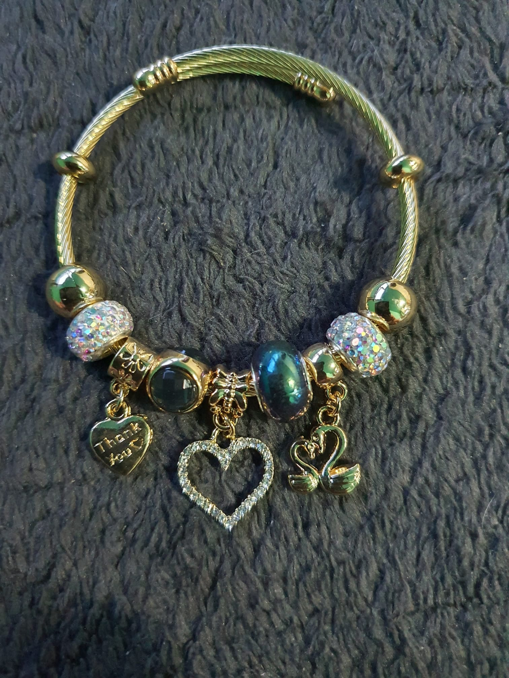 Gouden Kabel Bangle – Groen met Zwaan & Hart Charms