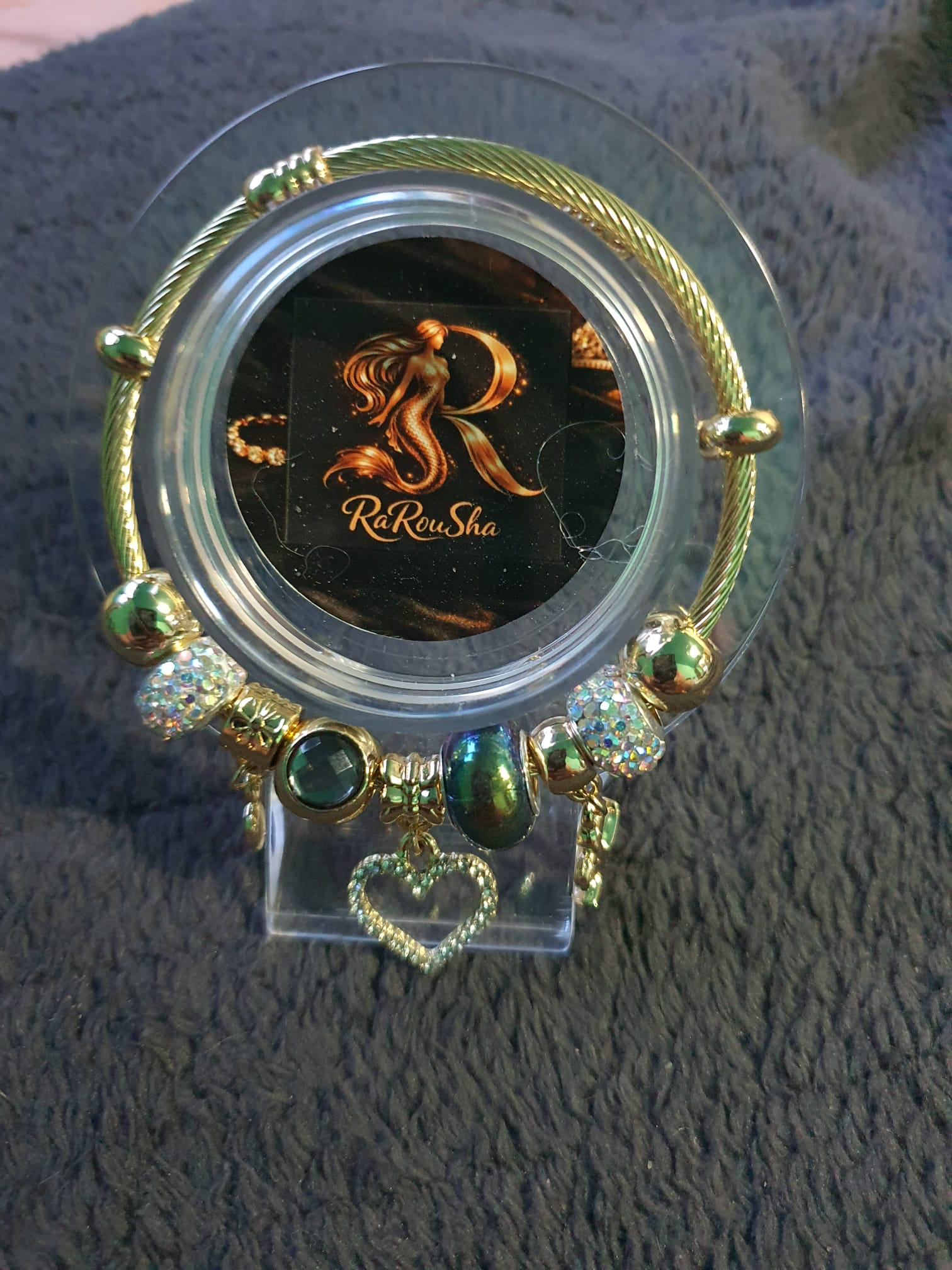 Gouden Kabel Bangle – Groen met Zwaan & Hart Charms