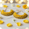 Handgemaakte gele bloemen payal met gouden belletjes en parels op wit marmer - RaRouSha Universe