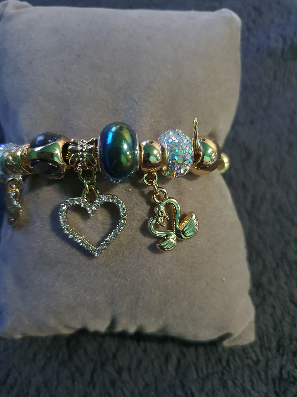Gouden Kabel Bangle – Groen met Zwaan & Hart Charms