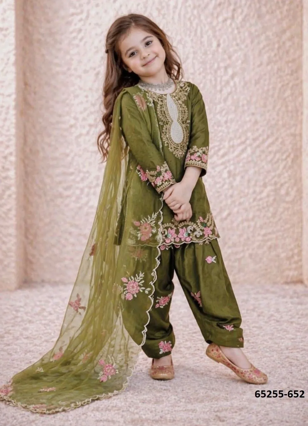 Romaisha – Meisjes Salwar Kameez | Full Stitched | Crape met Borduurwerk & Pailletten