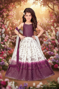 Little Lady Paars Creme Lehenga - tuin frontale pose