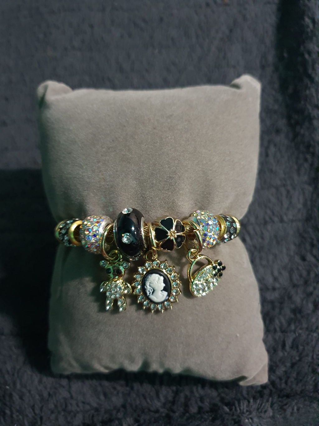 Gouden Kabel Bangle – Camee & Aurora Borealis Charms