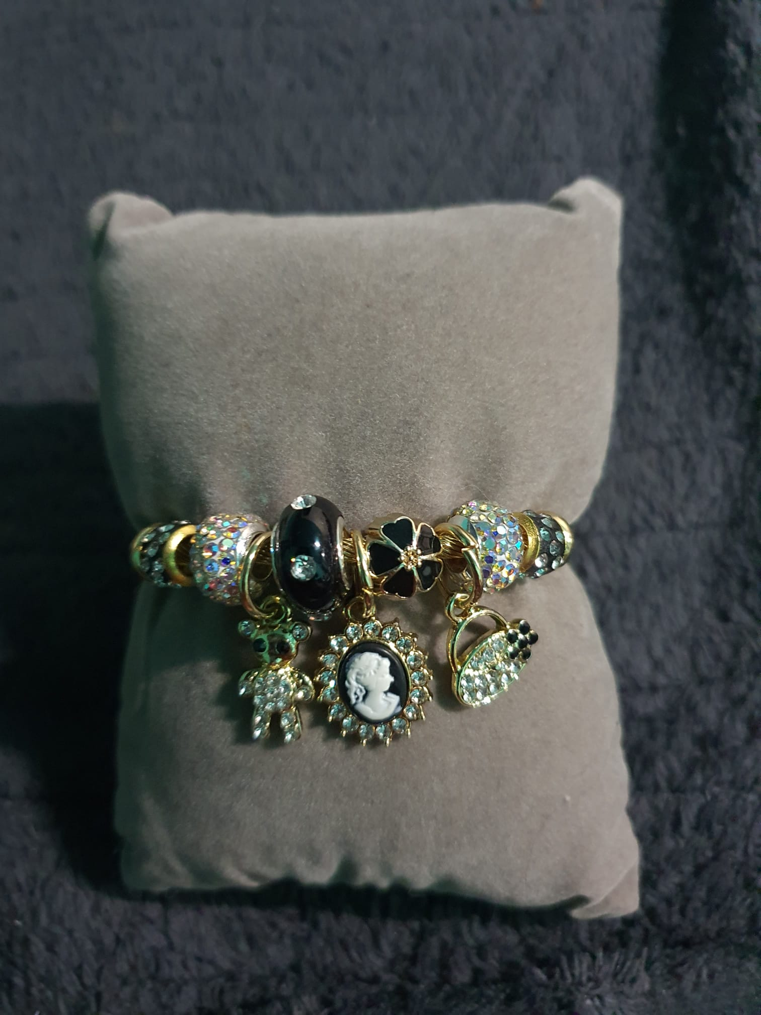 Gouden Kabel Bangle – Camee & Aurora Borealis Charms