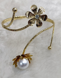 Gouden Bloem & Parel Bajuband - Bovenarmband