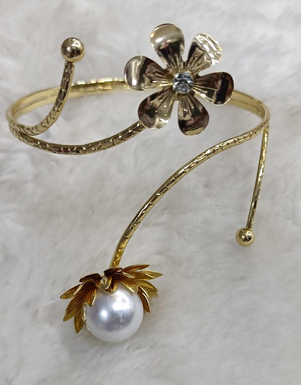 Gouden Bloem & Parel Bajuband - Bovenarmband