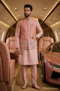 Salmon Pink Kurta Pajama met Koti cinematic