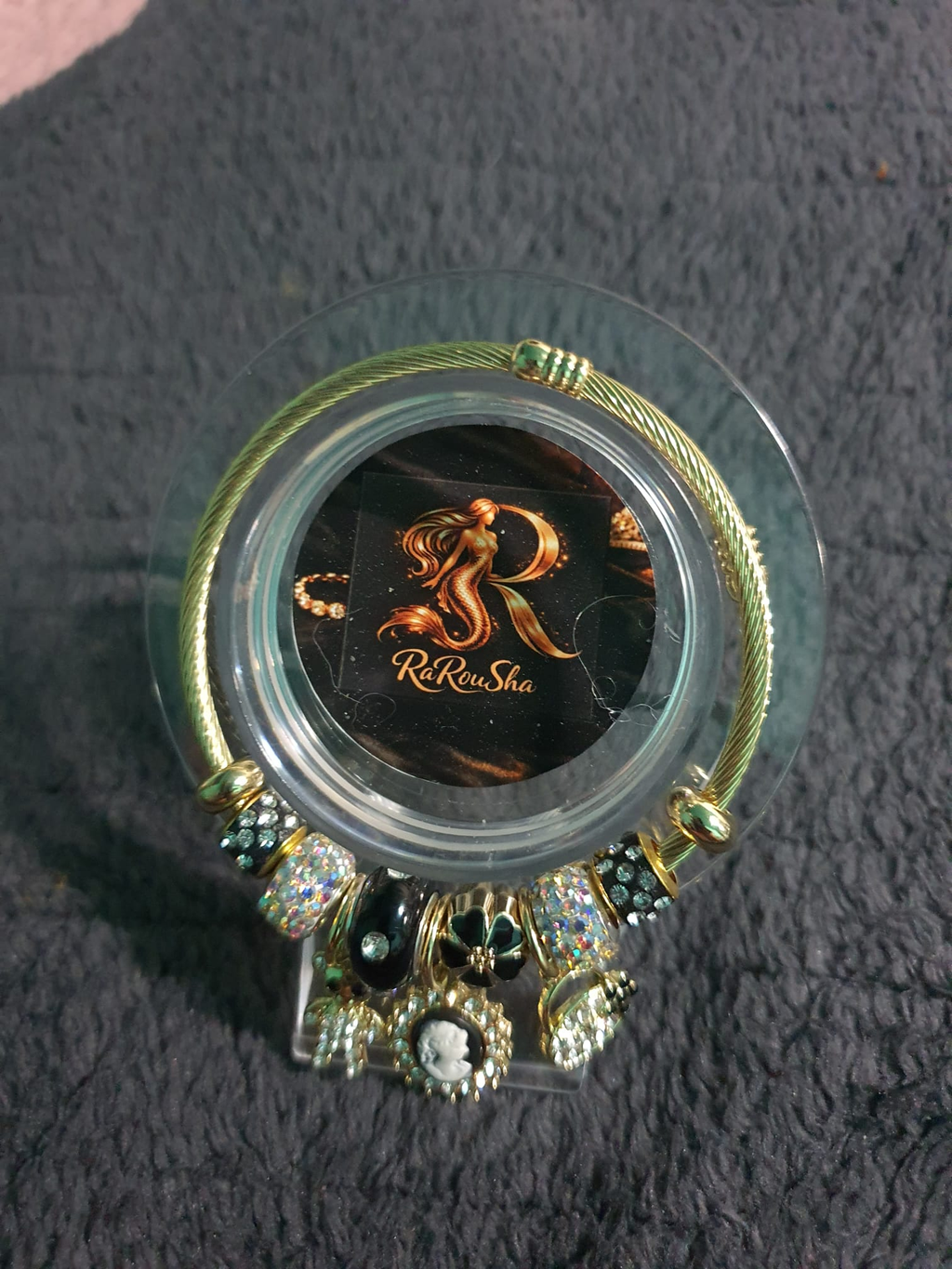Gouden Kabel Bangle – Camee & Aurora Borealis Charms