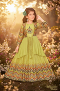 Little Lady Limoengroen Zigzag Jurk - tuin frontale pose