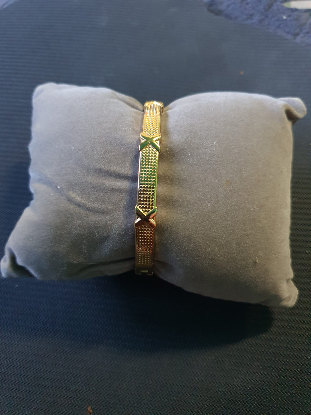 Gouden Bangle Armband met X-detail