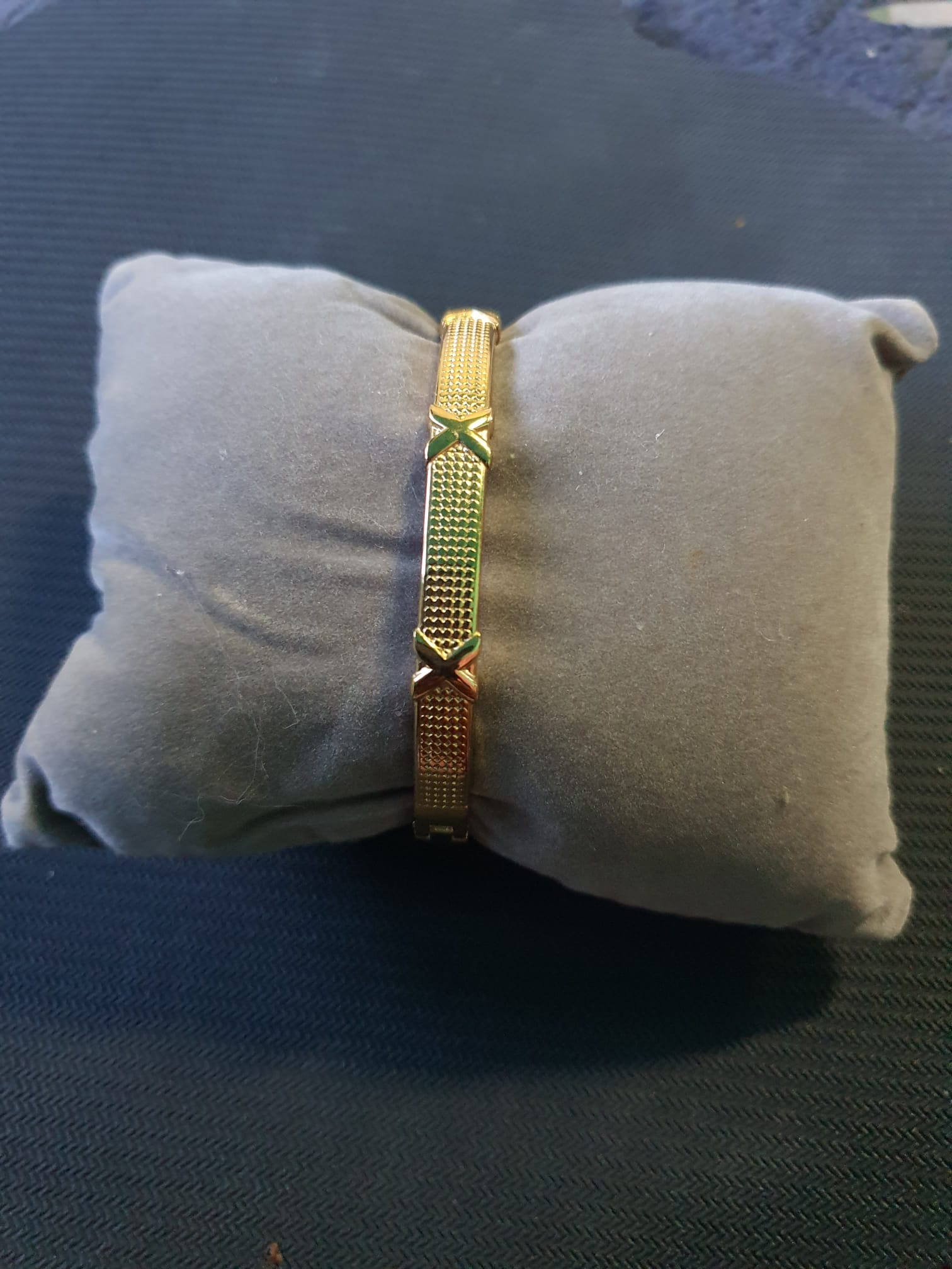Gouden Bangle Armband met X-detail