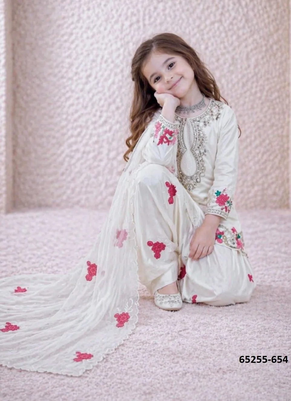 Romaisha – Meisjes Salwar Kameez | Full Stitched | Crape met Borduurwerk & Pailletten