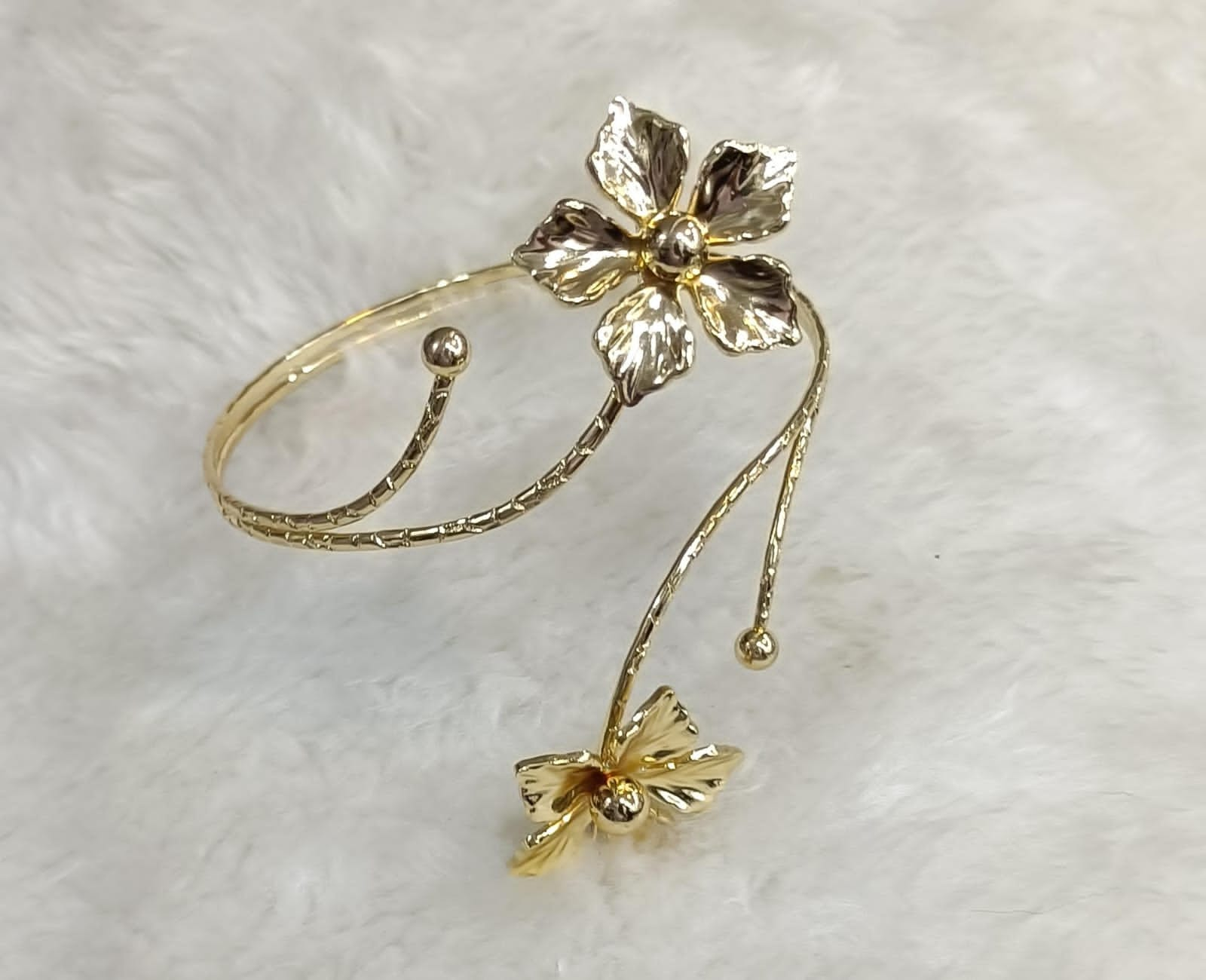 Gouden Bloem Bajuband met Vlinder - Bovenarmband