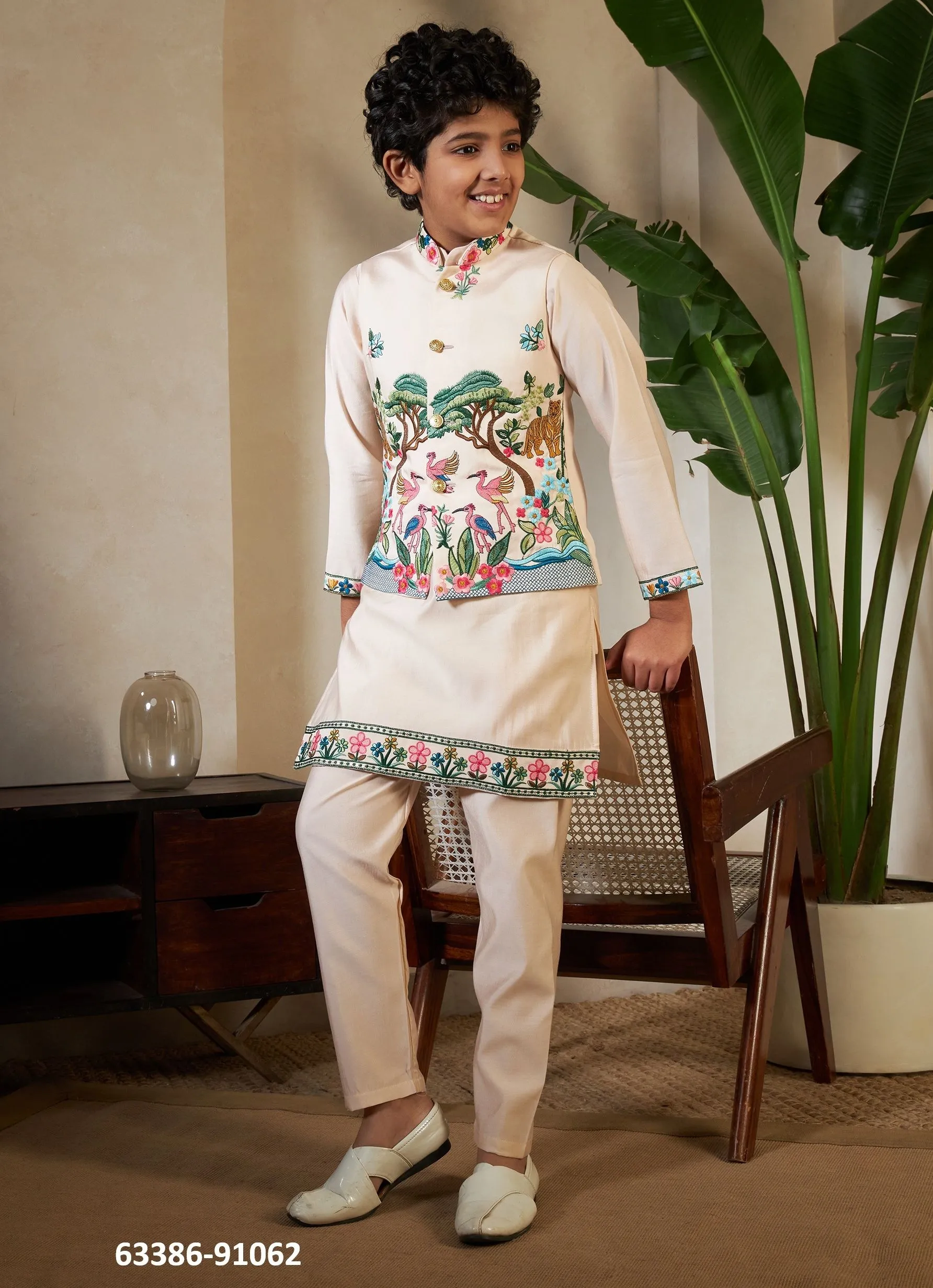 Royal Vantara – Boys Kurta Pajama met Jasje