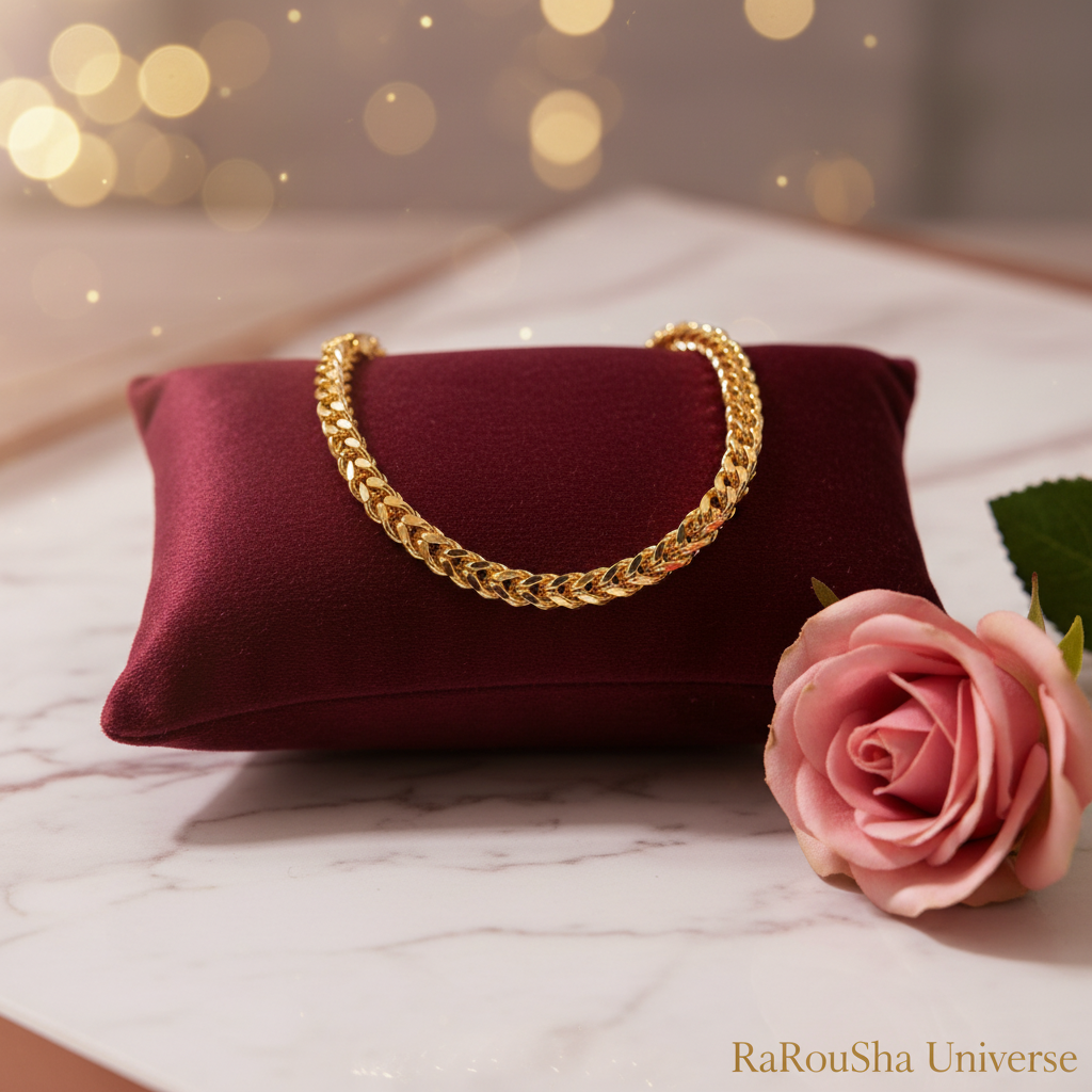 Luxe gouden franco armband op bordeaux kussen met roos