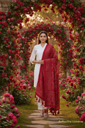Luxe karmijnrode bandhani dupatta rozentuin close-up editorial RaRouSha